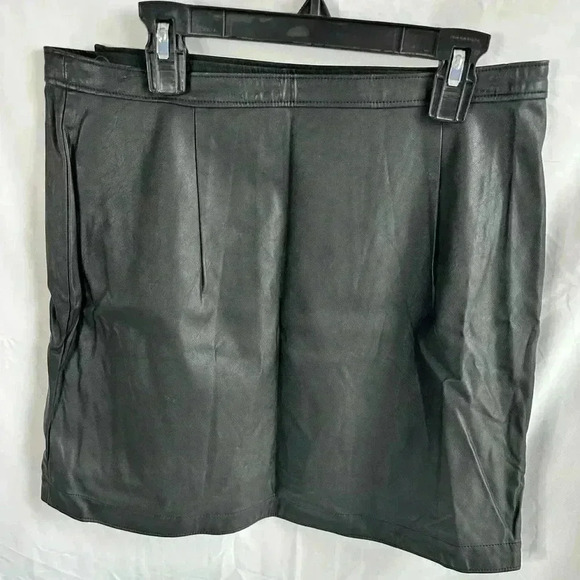 Abercrombie and Fitch Black Faux Leather Mini Wrap Skirt Size M - Picture 2 of 3